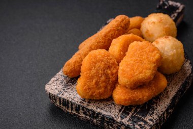 Lezzetli nuggetlar, çubuklar ve mozzarella topları ve tuzlu ve baharatlı parmesan peyniri. Fast food, sağlıksız yemek