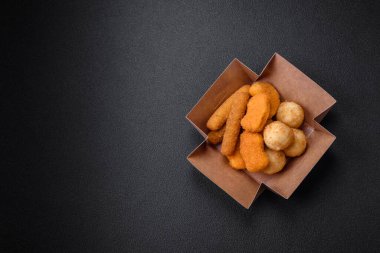 Lezzetli nuggetlar, çubuklar ve mozzarella topları ve tuzlu ve baharatlı parmesan peyniri. Fast food, sağlıksız yemek