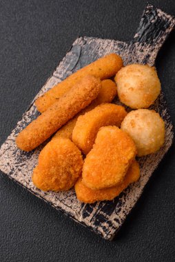 Lezzetli nuggetlar, çubuklar ve mozzarella topları ve tuzlu ve baharatlı parmesan peyniri. Fast food, sağlıksız yemek