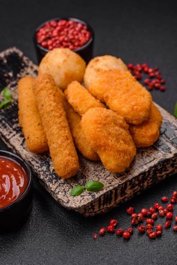 Lezzetli nuggetlar, çubuklar ve mozzarella topları ve tuzlu ve baharatlı parmesan peyniri. Fast food, sağlıksız yemek