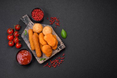Lezzetli nuggetlar, çubuklar ve mozzarella topları ve tuzlu ve baharatlı parmesan peyniri. Fast food, sağlıksız yemek
