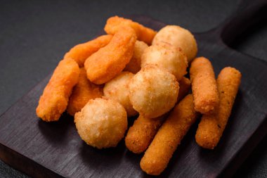 Lezzetli nuggetlar, çubuklar ve mozzarella topları ve tuzlu ve baharatlı parmesan peyniri. Fast food, sağlıksız yemek