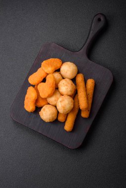 Lezzetli nuggetlar, çubuklar ve mozzarella topları ve tuzlu ve baharatlı parmesan peyniri. Fast food, sağlıksız yemek