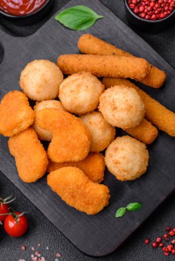 Lezzetli nuggetlar, çubuklar ve mozzarella topları ve tuzlu ve baharatlı parmesan peyniri. Fast food, sağlıksız yemek
