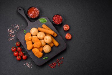 Lezzetli nuggetlar, çubuklar ve mozzarella topları ve tuzlu ve baharatlı parmesan peyniri. Fast food, sağlıksız yemek