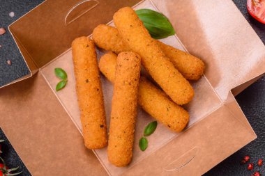 Peynirli, mozzarella, tuz ve baharatlı, yağda kızartılmış leziz çıtır peynir çubukları. Fast food, paket servis.