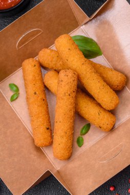Peynirli, mozzarella, tuz ve baharatlı, yağda kızartılmış leziz çıtır peynir çubukları. Fast food, paket servis.