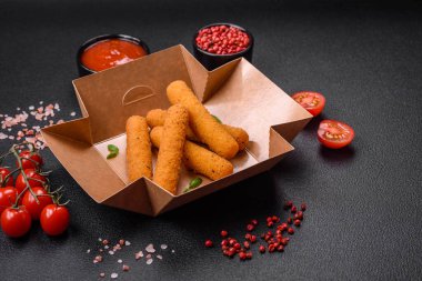 Peynirli, mozzarella, tuz ve baharatlı, yağda kızartılmış leziz çıtır peynir çubukları. Fast food, paket servis.