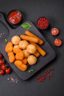 Lezzetli nuggetlar, çubuklar ve mozzarella topları ve tuzlu ve baharatlı parmesan peyniri. Fast food, sağlıksız yemek