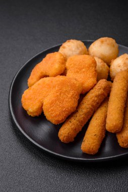 Lezzetli nuggetlar, çubuklar ve mozzarella topları ve tuzlu ve baharatlı parmesan peyniri. Fast food, sağlıksız yemek