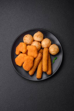 Lezzetli nuggetlar, çubuklar ve mozzarella topları ve tuzlu ve baharatlı parmesan peyniri. Fast food, sağlıksız yemek