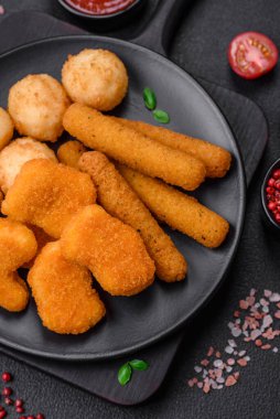 Lezzetli nuggetlar, çubuklar ve mozzarella topları ve tuzlu ve baharatlı parmesan peyniri. Fast food, sağlıksız yemek