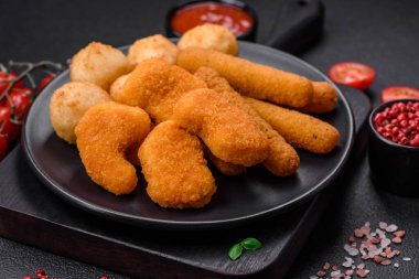 Lezzetli nuggetlar, çubuklar ve mozzarella topları ve tuzlu ve baharatlı parmesan peyniri. Fast food, sağlıksız yemek