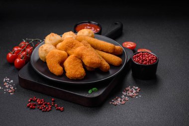 Lezzetli nuggetlar, çubuklar ve mozzarella topları ve tuzlu ve baharatlı parmesan peyniri. Fast food, sağlıksız yemek