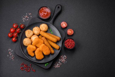 Lezzetli nuggetlar, çubuklar ve mozzarella topları ve tuzlu ve baharatlı parmesan peyniri. Fast food, sağlıksız yemek