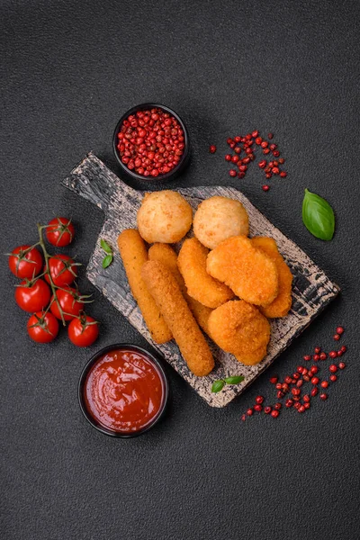 Lezzetli nuggetlar, çubuklar ve mozzarella topları ve tuzlu ve baharatlı parmesan peyniri. Fast food, sağlıksız yemek