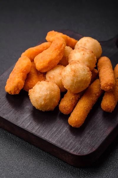 Lezzetli nuggetlar, çubuklar ve mozzarella topları ve tuzlu ve baharatlı parmesan peyniri. Fast food, sağlıksız yemek