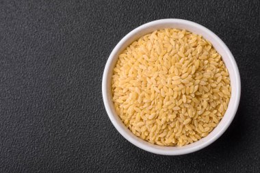 Lezzetli bir yemek için hamur hamurlu orzo makarna. Akdeniz mutfağı