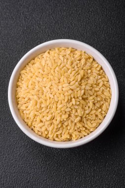 Lezzetli bir yemek için hamur hamurlu orzo makarna. Akdeniz mutfağı