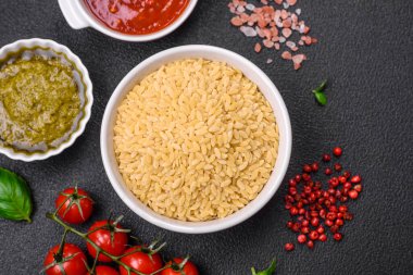 Lezzetli bir yemek için hamur hamurlu orzo makarna. Akdeniz mutfağı