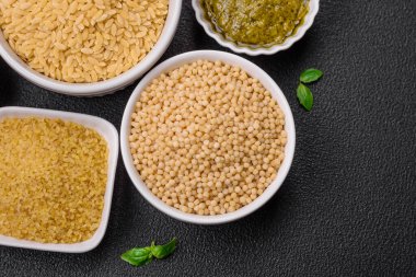 Lezzetli bir yemek için hamur hamurlu orzo makarna. Akdeniz mutfağı