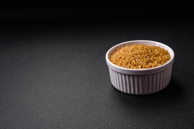 Lezzetli bir yemek hazırlamak için içerik olarak çiğ bulgur lapası. Türk mutfağı