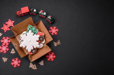 Güzel Noel zencefilli ekmeği. Koyu beton arka planda süsleme elementleriyle elle yapılmış.