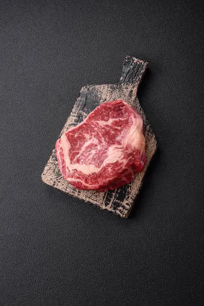 Vers Sappig Rauw Rundvlees Striploin Steak Met Zout Specerijen Een — Stockfoto