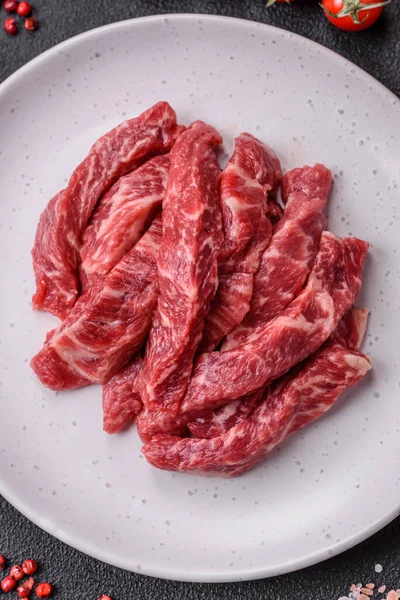 Rebanadas Frescas Jugosas Carne Cruda Con Sal Especias Sobre Fondo — Foto de Stock