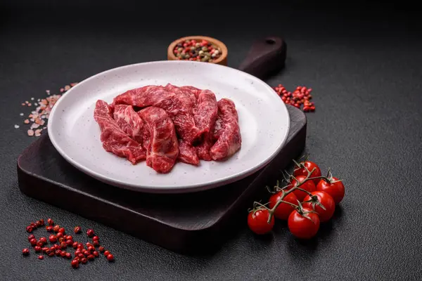 Frische Saftige Rohe Rindfleischscheiben Mit Salz Und Gewürzen Auf Dunklem — Stockfoto