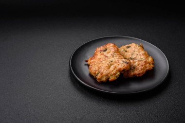 Lezzetli kızarmış tavuk pirzolası ya da tuzlu, baharatlı ve çimento kaplı kızarmış domuz eti.