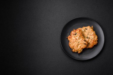 Lezzetli kızarmış tavuk pirzolası ya da tuzlu, baharatlı ve çimento kaplı kızarmış domuz eti.