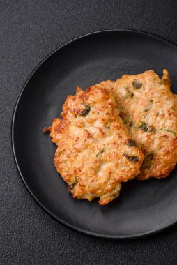 Lezzetli kızarmış tavuk pirzolası ya da tuzlu, baharatlı ve çimento kaplı kızarmış domuz eti.