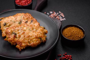 Lezzetli kızarmış tavuk pirzolası ya da tuzlu, baharatlı ve çimento kaplı kızarmış domuz eti.