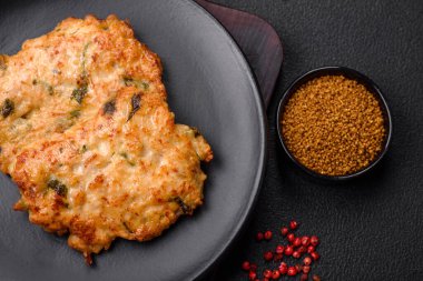 Lezzetli kızarmış tavuk pirzolası ya da tuzlu, baharatlı ve çimento kaplı kızarmış domuz eti.