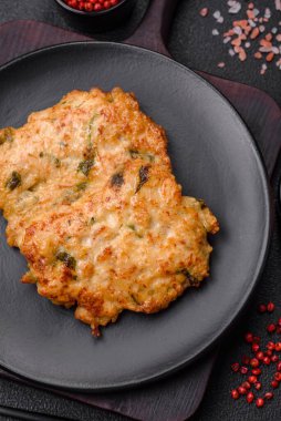 Lezzetli kızarmış tavuk pirzolası ya da tuzlu, baharatlı ve çimento kaplı kızarmış domuz eti.