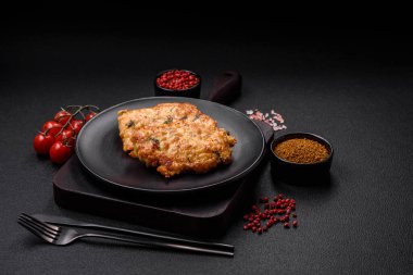 Lezzetli kızarmış tavuk pirzolası ya da tuzlu, baharatlı ve çimento kaplı kızarmış domuz eti.