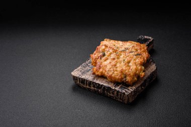 Lezzetli kızarmış tavuk pirzolası ya da tuzlu, baharatlı ve çimento kaplı kızarmış domuz eti.