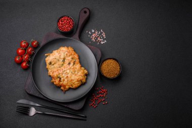 Lezzetli kızarmış tavuk pirzolası ya da tuzlu, baharatlı ve çimento kaplı kızarmış domuz eti.