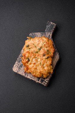 Lezzetli kızarmış tavuk pirzolası ya da tuzlu, baharatlı ve çimento kaplı kızarmış domuz eti.