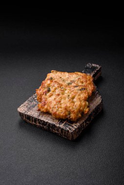 Lezzetli kızarmış tavuk pirzolası ya da tuzlu, baharatlı ve çimento kaplı kızarmış domuz eti.