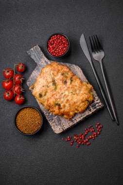 Lezzetli kızarmış tavuk pirzolası ya da tuzlu, baharatlı ve çimento kaplı kızarmış domuz eti.