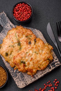 Lezzetli kızarmış tavuk pirzolası ya da tuzlu, baharatlı ve çimento kaplı kızarmış domuz eti.