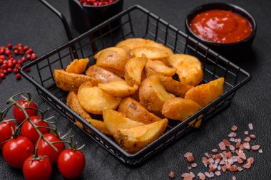 Tuzlu, baharatlı ve çimento kaplı lezzetli kızarmış patates dilimleri.