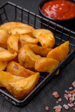 Tuzlu, baharatlı ve çimento kaplı lezzetli kızarmış patates dilimleri.