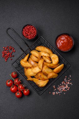 Tuzlu, baharatlı ve çimento kaplı lezzetli kızarmış patates dilimleri.