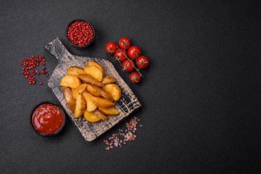 Tuzlu, baharatlı ve çimento kaplı lezzetli kızarmış patates dilimleri.