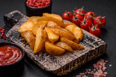 Tuzlu, baharatlı ve çimento kaplı lezzetli kızarmış patates dilimleri.