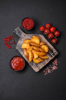 Tuzlu, baharatlı ve çimento kaplı lezzetli kızarmış patates dilimleri.