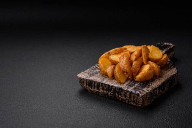 Tuzlu, baharatlı ve çimento kaplı lezzetli kızarmış patates dilimleri.
